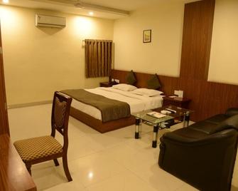 Hotel Aarti International - Gāndhīdhām - Bedroom