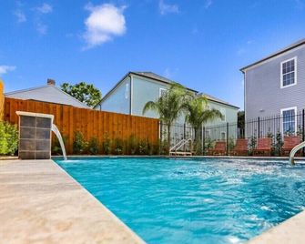 Spacious 5 Br Retreat - Pool - Near It All! - New Orleans - Pool