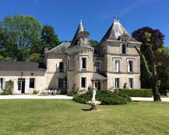 Castle in Dordogne in the land of truffles. Park, heated pool - Sorges-et-Ligueux-en-Périgord - Bâtiment