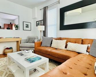 Walk to Broncos' Stadium-3 BR Contemporary Home - Denver