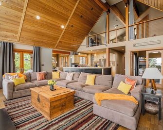 Pet-Friendly Retreat | Desk, King Suite, Mountain Views, Rec Access, Near Trails - Truckee - Sala de estar