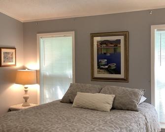 Modern Lakefront House w/Private Dock & Kayaks. High Speed Internet - La Crosse - Bedroom