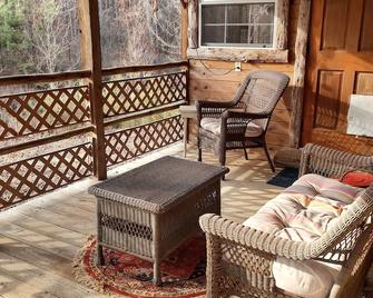 Charming but humble 2-bedroom cabin with WiFi and AC in Washington - Washington - Balkon