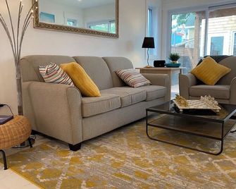 Bishop House, Sleeps 8, Downtown with Hot Tub! - Charlottetown - Living room