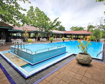 Tree Of Life Nature Resort - קאנדי - בריכה