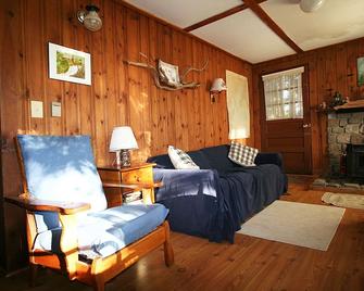 Charming Waterfront Cabin in the Woods - Freeport - Obývací pokoj