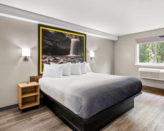 Super 8 by Wyndham Lewiston Auburn Area - Lewiston - Bedroom