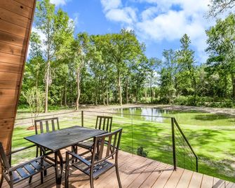 -Hot Tub & Fire Pit- Relaxing, Modern A-Frame Cabin near Rip Van Winkle Gardens - New Iberia - Innenhof
