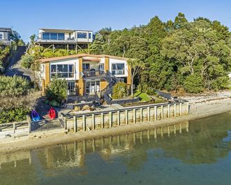 Harbour's Edge Homestay in Clarks Beach - Clarks Beach - Edificio