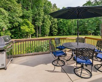 Minnie's Place is 3 min from historic DT Waxhaw, Mill bridge & Walnut Creek - Waxhaw - Balcony