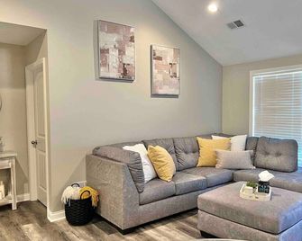 Modern 2bd 2ba - Near I75, No Steps, Free Wifi - Richmond - Living room