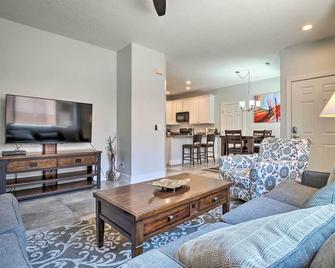 Dtwn Mesquite Condo with Resort Pool Golf and Gamble! - Mesquite - Living room
