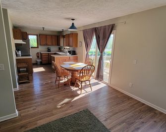 Cute & cozy duplex 'DuWest', Hollands south side, Ping pong & renovated May 2024 - Holland - Dining room