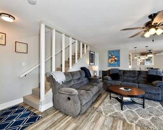 Sunrise Lake Escape - Lower Lake - Living room
