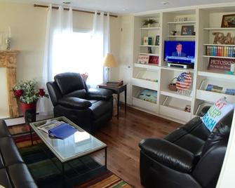 Sunset Glory -Best Views Of The Bay In Downtown Petoskey - Where You Want To Be! - Petoskey - Living room