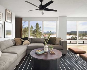 Roca Roja by AvantStay Mountain Views in the Heart of Sedona - Sedona - Living room