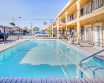 Econo Lodge Inn & Suites Lodi - Wine Country Area - Lodi - Pool