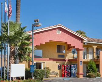 Econo Lodge Inn & Suites Lodi - Wine Country Area - Lodi - Building