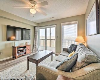 Inviting Branson West Condo w/ Pool Access - Branson West - Living room