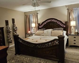 New Yellow Brookstone Villa Relaxing Escape Close Venues & Norris Watershed Hike - 클린턴 - 침실
