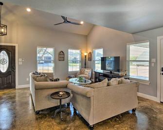 Granbury Home with Hot Tub and Furnished Patio! - Granbury - Stue