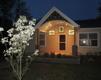 Secluded/Quiet Renovated Lakefront Cottage For Families/No Large Groups,Sleep 10 - Harbor Beach - Building