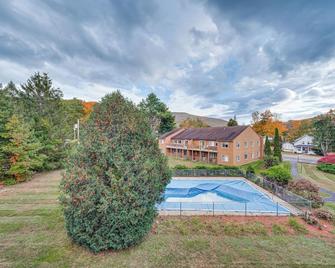 Lincoln Apartment with Balcony 2 Mi to Loon Mtn! - Lincoln - Building