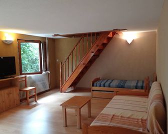In a chalet : Large 3-room apartment - 72 m2 ;quiet and close to the village - Villard-de-Lans - Salon