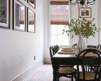 111 Waldburg street Beautifully Renovated Historic 5 bedroom 5 bath - Savannah - Dining room