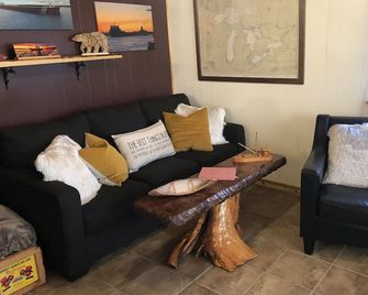 Waterfront cabin on Sugar Island, minutes away from the Soo Locks. - Sault Ste. Marie - Living room