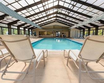 2 Bedroom w/Full Kitchen, Outdoor Terrace and Free Parking! - French Lick - Pool