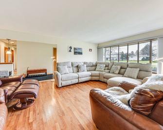 Convenient Racine Home 4 Mi to Lake Michigan! - Racine - Living room