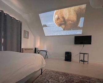 Prime Location Downtown Studio - Anchorage - Bedroom