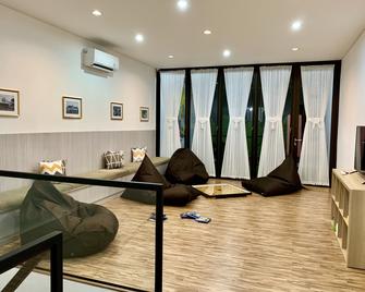 Stay Inn Hostel Jakarta - Jakarta - Living room