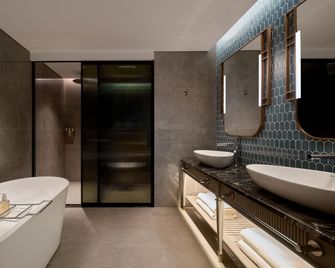 La Siesta Premium Lakeside - Hanoi