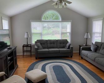 Updated home with fenced yard, dog friendly, 15 min to downtown Greenville! - Mauldin - Living room