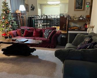 Relaxing, Cozy Home Among The Pines Near Twain Harte. - Twain Harte - Living room