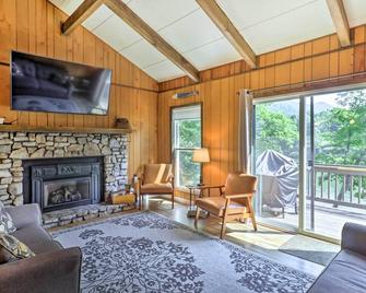 Lake Santeetlah Escape with Kayaks, Boat Slip and More - Robbinsville - Living room