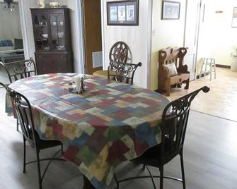 Country Farmhouse, Bristol Casino/Drag Races, Rhym-Root's concert, Hiking/Biking - Elizabethton - Dining room