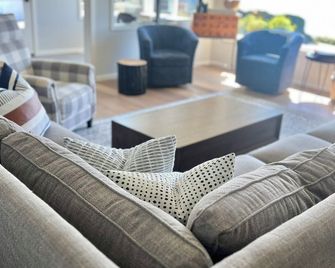 Otter Getaway - Quartermaster Harbor Beach House. - Vashon - Lounge