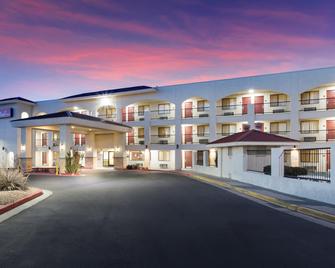 Red Roof Inn Albuquerque - Midtown - Albuquerque - Building