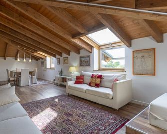 GuestHost - Attic in the green with Parking and Wifi / AC - Pozzuolo del Friuli - Sala de estar