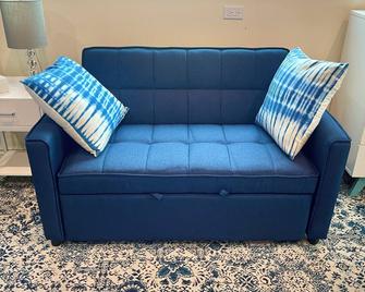 Hollywood top rated apartment with roof deck in prime location - West Hollywood - Living room