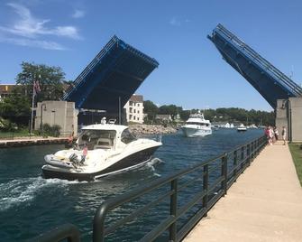 Plan you 2024 summer vacation. Easy walk to downtown and dock. Pet friendly! - Charlevoix - Vista del exterior