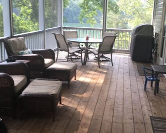 Cozy Waterfront 1-bedroom with WiFi and AC in charming Harriman - Harriman