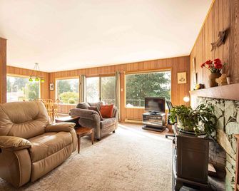 Seaside Cottage on Sooke Harbor - Sooke - Living room