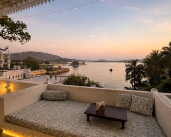 Hibiscus Heritage - A Lake View Hotel In Udaipur - Udaipur - Balcony