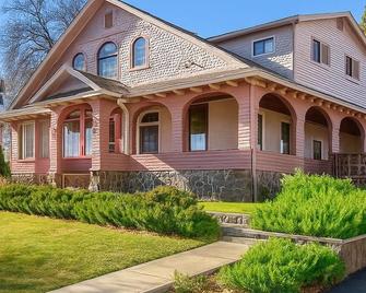 Historic Hideaway. Hiking, Fishing, Swimming At Lake Or River Nearby. sleeps 25 - Susanville - Gebouw