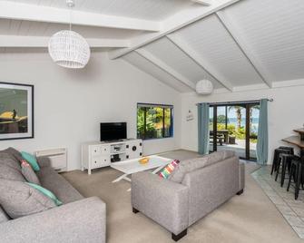 Heaven Awaits - Fantastic beach house for 1-2 families, amazing views, a short stroll to the water - Mangawhai - Sala de estar