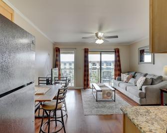 Beautifully renovated 1 bedroom villa with shared pool- ocean views - Hilton Head Island - Wohnzimmer